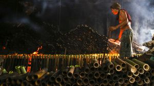 Lemang Bambu Banyak Diincar Kala Ramadan, Begini Potret Pembuatannya