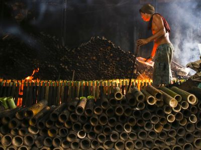 Lemang Bambu Banyak Diincar Kala Ramadan, Begini Potret Pembuatannya