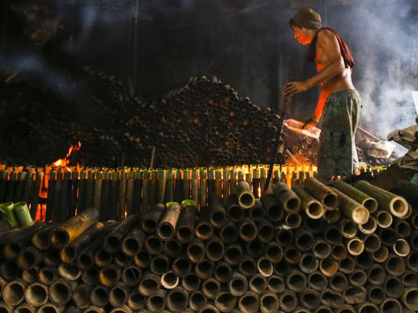 Lemang Bambu Banyak Diincar Kala Ramadan, Begini Potret Pembuatannya