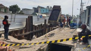 Penampakan Proyek Galian yang Bikin Kampung Lalang Macet Parah
