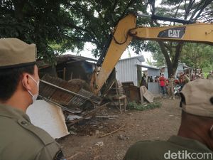 Puluhan Warung Esek-esek di Jati Kudus Dibongkar! Puluhan Warung Esek-esek di Jati Kudus Dibongkar!