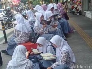 Ratusan Siswa SMA Khataman Al-Quran di Malioboro Tasik