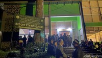 Warga Geruduk Resort Situ Gunung Karena Pembabatan Pohon