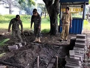 Satpol PP Tertibkan Loket Tiket Online Liar di Pelabuhan Gilimanuk