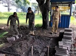 Satpol PP Tertibkan Loket Tiket Online Liar di Pelabuhan Gilimanuk