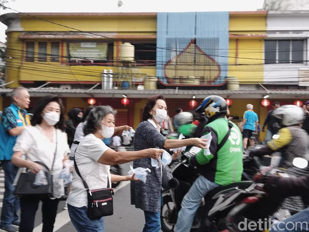 Indahnya Toleransi, Saat Komunitas Tionghoa Bagi-bagi Takjil di Bandung