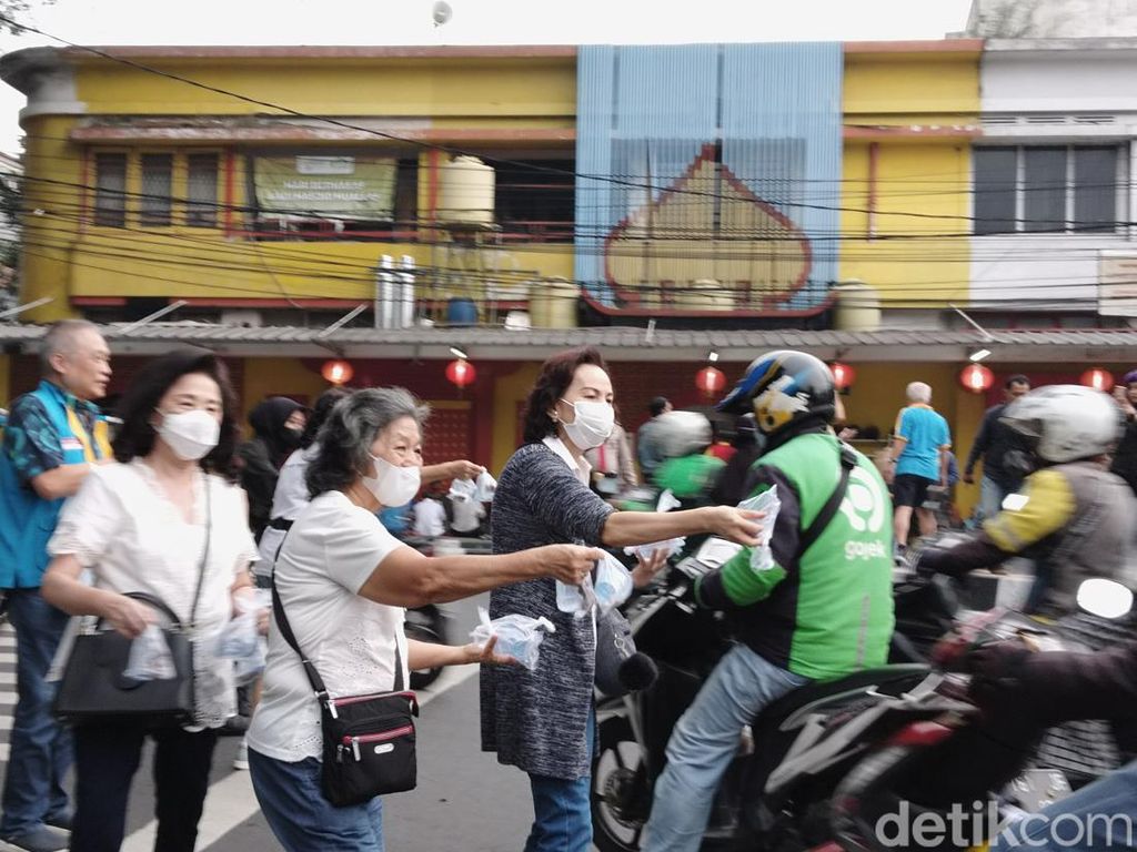 Indahnya Toleransi, Saat Komunitas Tionghoa Bagi-bagi Takjil di Bandung Indahnya Toleransi, Saat Komunitas Tionghoa Bagi-bagi Takjil di Bandung