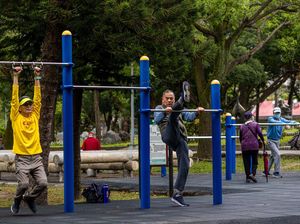 Semangat Kakek-Nenek di Taiwan Saat Olahraga di Taman