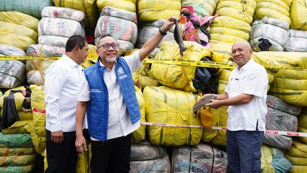 Tanpa Ampun, Mendag Zulhas Musnahkan Ribuan Bal Baju Bekas Impor Ilegal