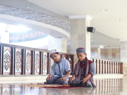 Bacaan Tahiyat Akhir Arab, Latin dan Artinya