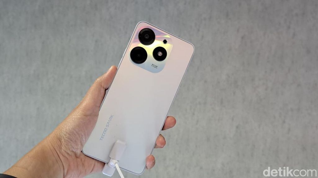 Menggenggam Tecno Spark 10 Series, HP Rp 1 Jutaan Kamera Boba Menggenggam Tecno Spark 10 Series, HP Rp 1 Jutaan Kamera Boba