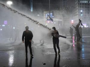 Tembakan Water Cannon Tak Ciutkan Nyali Demonstran di Israel Tembakan Water Cannon Tak Ciutkan Nyali Demonstran di Israel