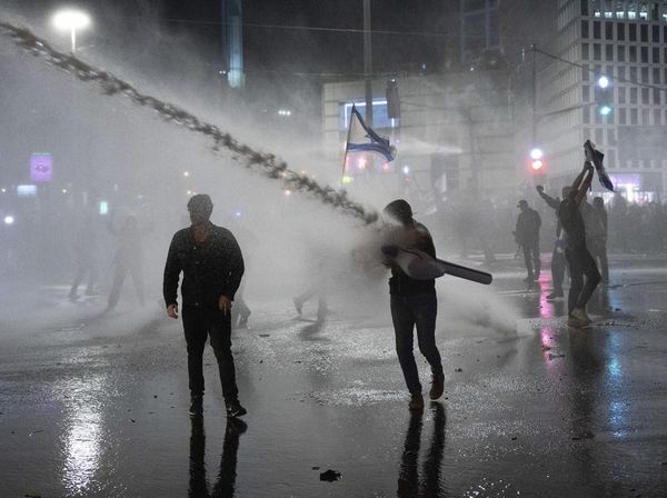 Tembakan Water Cannon Tak Ciutkan Nyali Demonstran di Israel