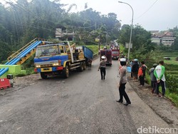 Truk Angkut Tepung-Gula Terjun ke Jurang di Kota Batu, Sopir Luka