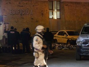 Detik-detik Mengerikan Imigran Terjebak di Penjara yang Terbakar