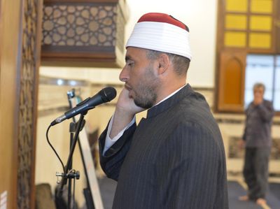 Bacaan Doa Setelah Adzan Lengkap dengan Artinya