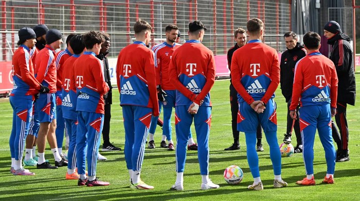 Aksi Thomas Tuchel di Latihan Perdana Bersama Bayern Muchen Soccer Football - Bayern Munich Training - Saebener Strasse, Munich, Germany - March 28, 2023 Bayern Munich coach Thomas Tuchel during training REUTERS/Angelika Warmuth