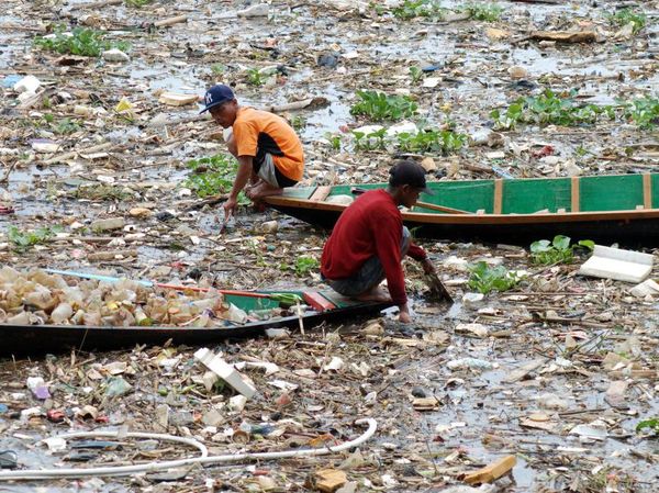 Ampun... Sampah Plastik Numpuk Lagi di Sungai Citarum Bandung