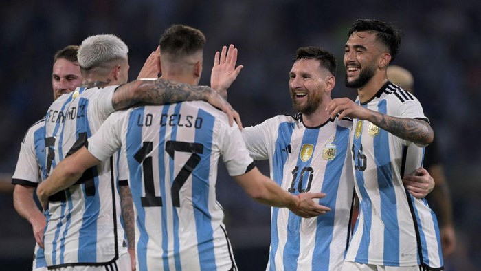 Argentinas midfielder Enzo Fernandez (L) celebrates with (L to R) midfielder Giovani Lo Celso, forward Lionel Messi and forward Nicolas Gonzalez after scoring against Curacao during the friendly football match between Argentina and Curacao at the Madre de Ciudades stadium in Santiago del Estero, in northern Argentina, on March 28, 2023. (Photo by JUAN MABROMATA / AFP) (Photo by JUAN MABROMATA/AFP via Getty Images)