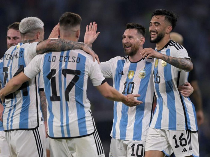 Argentina's midfielder Enzo Fernandez (L) celebrates with (L to R) midfielder Giovani Lo Celso, forward Lionel Messi and forward Nicolas Gonzalez after scoring against Curacao during the friendly football match between Argentina and Curacao at the Madre de Ciudades stadium in Santiago del Estero, in northern Argentina, on March 28, 2023. (Photo by JUAN MABROMATA / AFP) (Photo by JUAN MABROMATA/AFP via Getty Images)