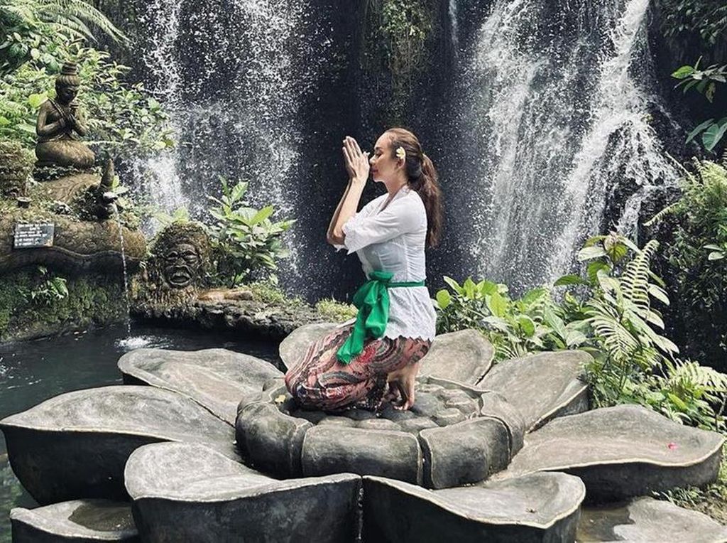 Aura Kasih Pelajari Banyak Agama, Ini yang Ditemukan Aura Kasih Pelajari Banyak Agama, Ini yang Ditemukan
