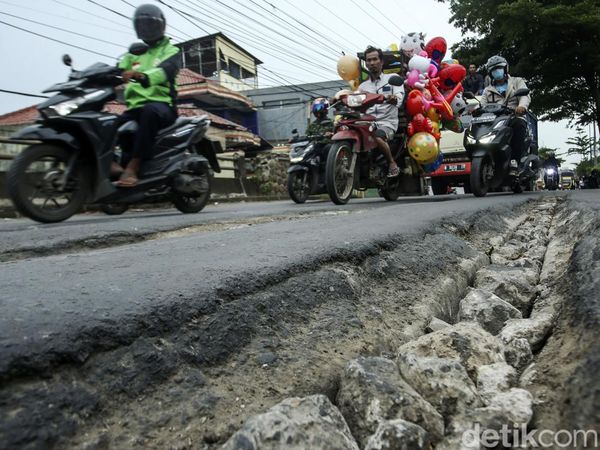 Awas! Jalan Rusak di Jembatan Kali Ulu Cikarang Ancam Pengendara