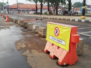 Road Barrier Dipasang di Jalan Alun-alun Kota Pasuruan untuk Rapikan PKL