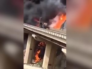 Detik-detik Bus Jemaah Umrah Terbakar di Saudi, Api Melambung Tinggi