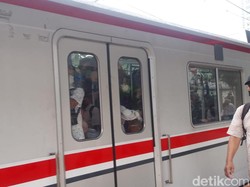 Sempat Ada Perbaikan Wesel, Penumpang KRL di Manggarai Menumpuk!