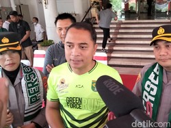 Tret Tet Tet! Walkot Eri Budhal Bareng Bonek Dukung Persebaya di Semarang