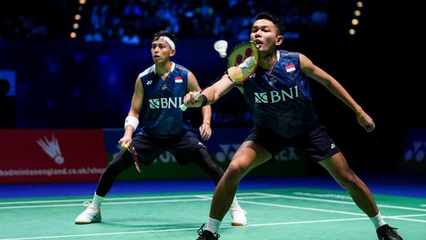 BIRMINGHAM, ENGLAND - MARCH 19: Fajar Alfian (R) and Muhammad Rian Ardianto of Indonesia celebrate the victory in the Mens Double Final match against Mohammad Ahsan and Hendra Setiawan of Indonesiaon on day six of the Yonex All England Badminton Championships at Utilita Arena Birmingham on March 19, 2023 in Birmingham, England. (Photo by Shi Tang/Getty Images)