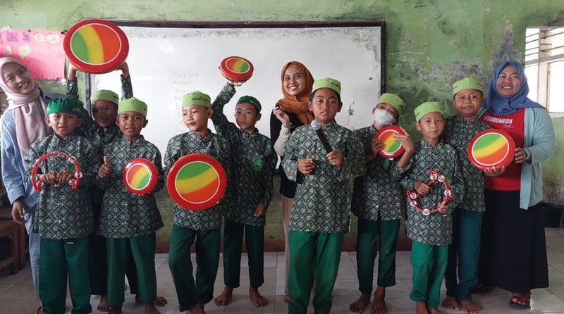 Gembiranya Anak-anak MI Mansyaul Huda Muara Gembong Punya Rebana-Speaker Baru