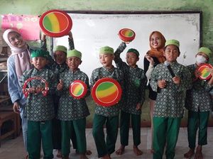 Gembiranya Anak-anak MI Mansyaul Huda Muara Gembong Punya Rebana-Speaker Baru