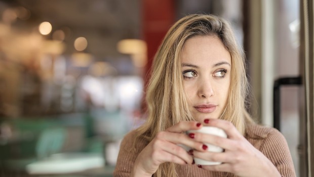 Ilustrasi seseorang sedang merenungi sejauh mana dia bertahan dan tumbuh/Foto: Pexels.com/Andrea Piacquadio cara memaafkan seseorang