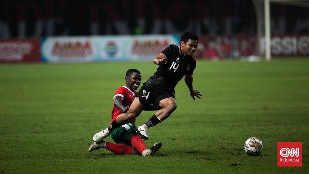 Timnas Indonesia melawan timnas Burundi dalam pertandingan FIFA Matchday babak pertama di Stadion Patriot Candrabhaga, Bekasi, Jawa Barat, Selasa (28/3/2023). (CNN Indonesia/ Adi Ibrahim)