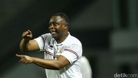 Pelatih Burundi memberikan pengarahan kepada anak-anak asuhnya.