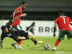Di babak pertama, tim Garuda minim peluang dan kesulitan menemukan celah di pertahanan lawan.