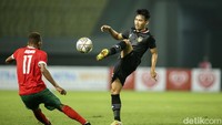 Indonesia terus berupaya menekan, namun tak ada yang berhasil menjadi gol. Skor 0-0 menutup babak pertama.