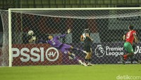 Timnas Burundi membobol gawang Indonesia. Dalam pertandingan ini, dua gol Burundi dicetak oleh Saido Berahino di menit ke-80 dan Gael Bigirimana di menit ke-90.