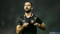 Jordi Amat mampu memaksakan hasil imbang 2-2 di injury time setelah menyambar bola sepakan bebas Marc Klok.