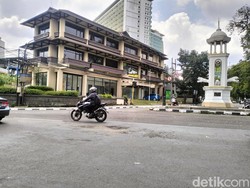 Jalan di Dekat Balai Kota Bandung Berlubang, Bahayakan Pengendara