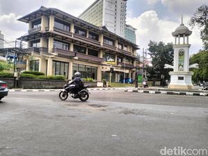 Jalan di Dekat Balai Kota Bandung Berlubang, Bahayakan Pengendara Jalan di Dekat Balai Kota Bandung Berlubang, Bahayakan Pengendara