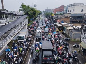 Jalan Daan Mogot Jakbar Macet Parah, Motor hingga Truk Terobos Busway
