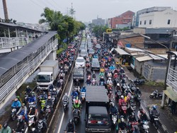 Jalan Daan Mogot Jakbar Macet Parah, Motor hingga Truk Terobos Busway