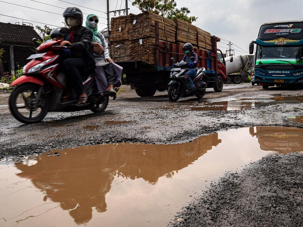Duh, Jalan Raya Semarang-Purwodadi Rusak dan Becek