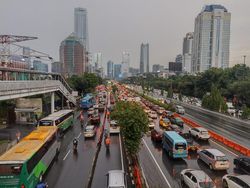 Hujan dan Macet di Gatot Subroto, Mobil dan Motor Terobos Busway