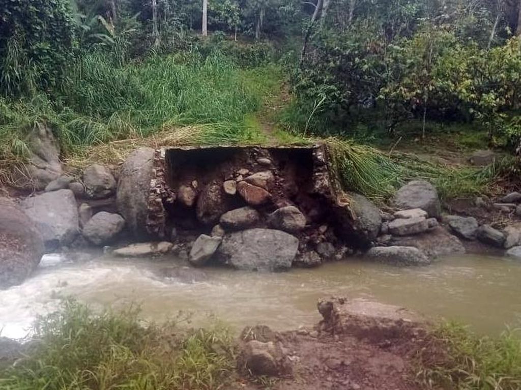 Jembatan di Polman Ambruk Diterjang Luapan Arus Sungai, 200 KK Terisolir Jembatan di Polman Ambruk Diterjang Luapan Arus Sungai, 200 KK Terisolir