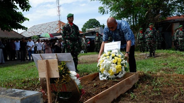 Jenazah nenek Andre Rosiade, Hj Yunias, dilepas secara militer dari rumah duka oleh Andre Rosiade. (dok. istimewa).