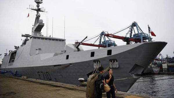 Penampakan Dua Kapal Perang Prancis Sandar di Tanjung Priok