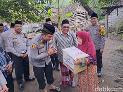Semringahnya 100 Keluarga di Jombang Mendadak Dapat Sembako Gratis
